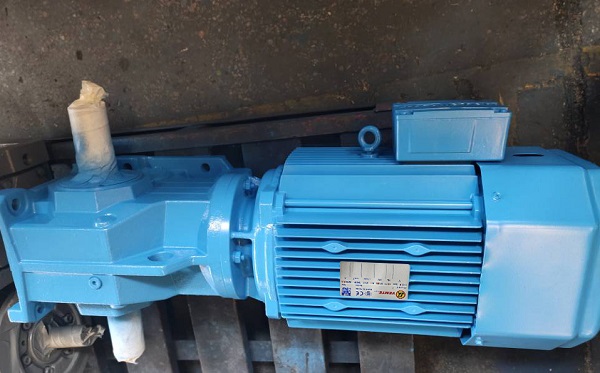 混泥土攪拌減速機(jī),9.5T噸減速機(jī),四大系列減速機(jī)混泥土攪拌機(jī) 混泥土攪拌減速機(jī),9.5T噸減速機(jī),四大系列減速機(jī)混泥土攪拌機(jī)