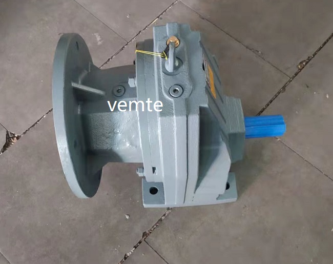 帶動(dòng)37T噸的減速機(jī)電機(jī),蛟龍機(jī)械減速機(jī),34000W伺服電機(jī)減速機(jī) 帶動(dòng)37T噸的減速機(jī)電機(jī),蛟龍機(jī)械減速機(jī),34000W伺服電機(jī)減速機(jī)